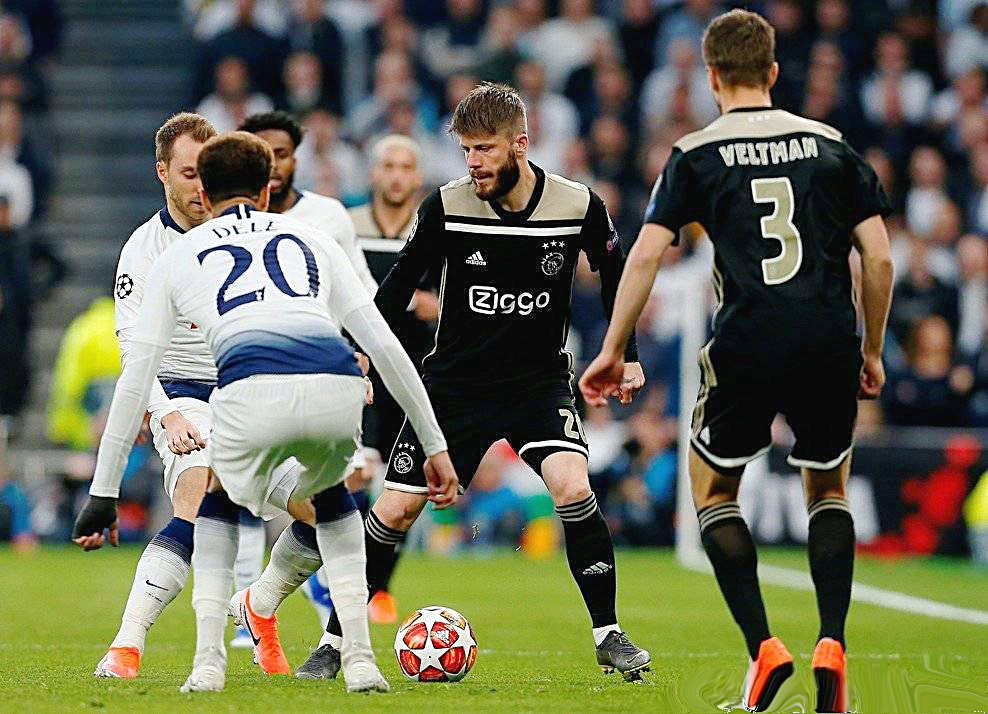 包含阿贾克斯势不可挡，晋级成为热门的词条