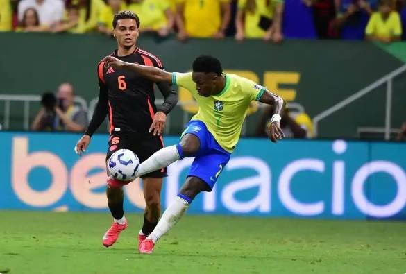 巴西队在比赛中击败对手取得胜利